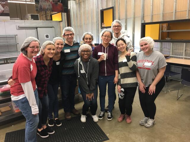Buck-I-SERV alternative break participants during a meal preparation shift at Food and Friends