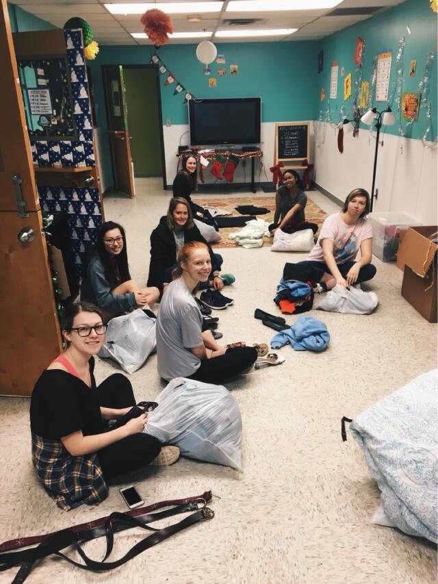 Buck-I-SERV alternative break participants sitting on the floor at Solomon's Temple