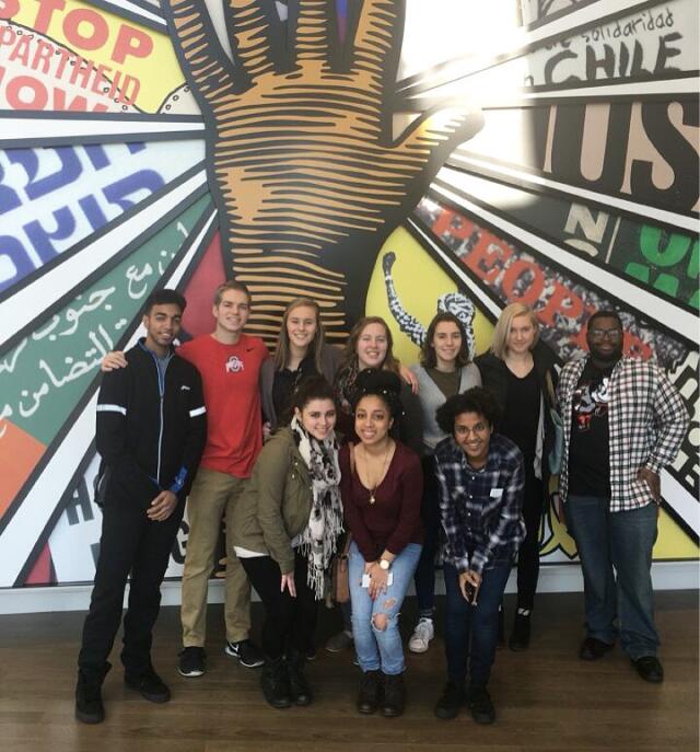 Buck-I-SERV alternative break participants gathered in front of mural