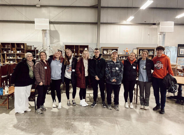 10 college student volunteers in thrift store in Nashville